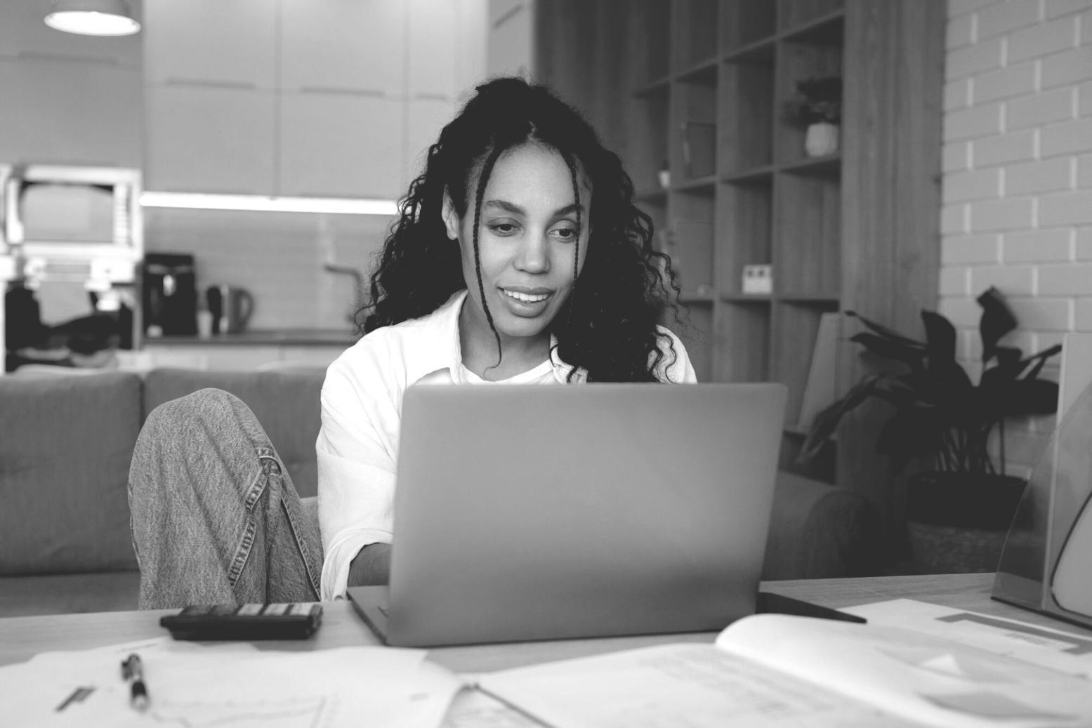 Séance de formation sur les investissements avec des étudiants analysant des graphiques financiers